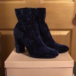 NAVY BLUE CRUSHED VELVET BOOTIES